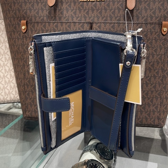 MICHAEL KORS JST LG DOUBLE ZIP WRISTLET WALLET PHONE HOLDER 
Navy Multi 
NWT - Picture 8 of 16